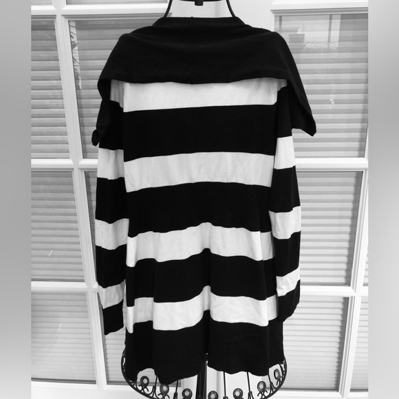 🖤 White House/Black Market Black and White Striped Shawl Collar Cardigan. - Picture 4 of 5
